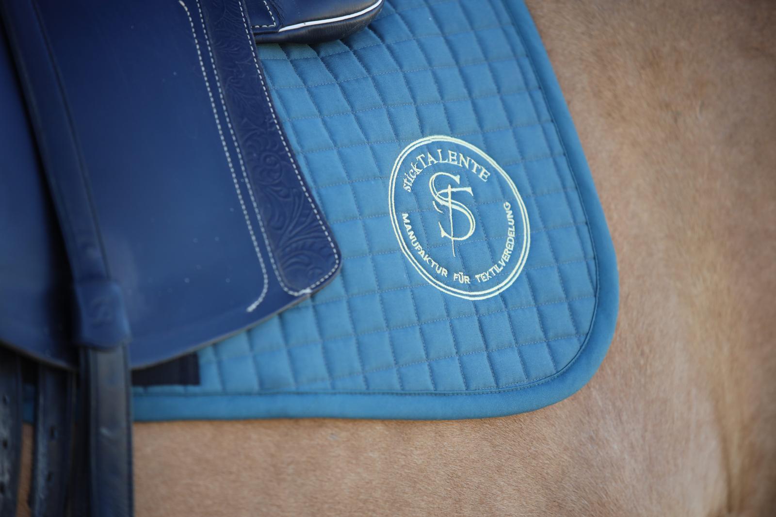 Bestickte Satteldecke mit stickTALENTE-Logo in Gold