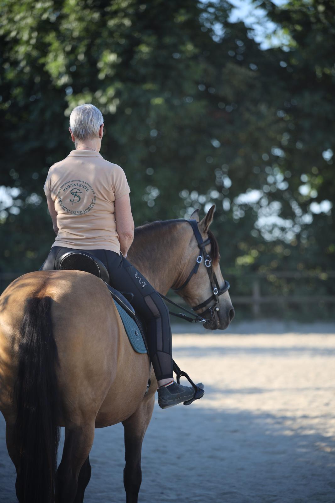 Reiterin mit besticktem Poloshirt