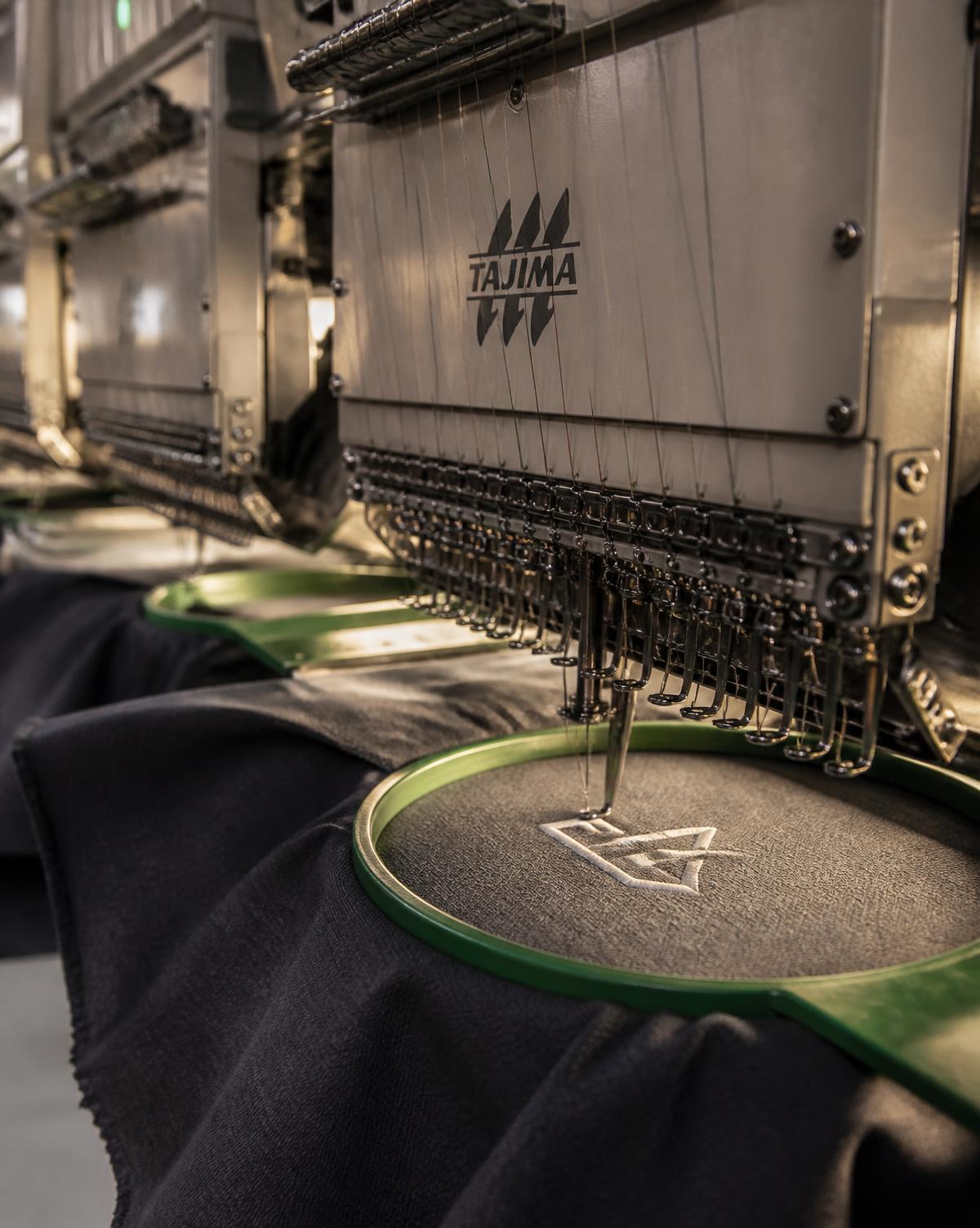 Industrielle Stickmaschine beim Besticken eines Textils